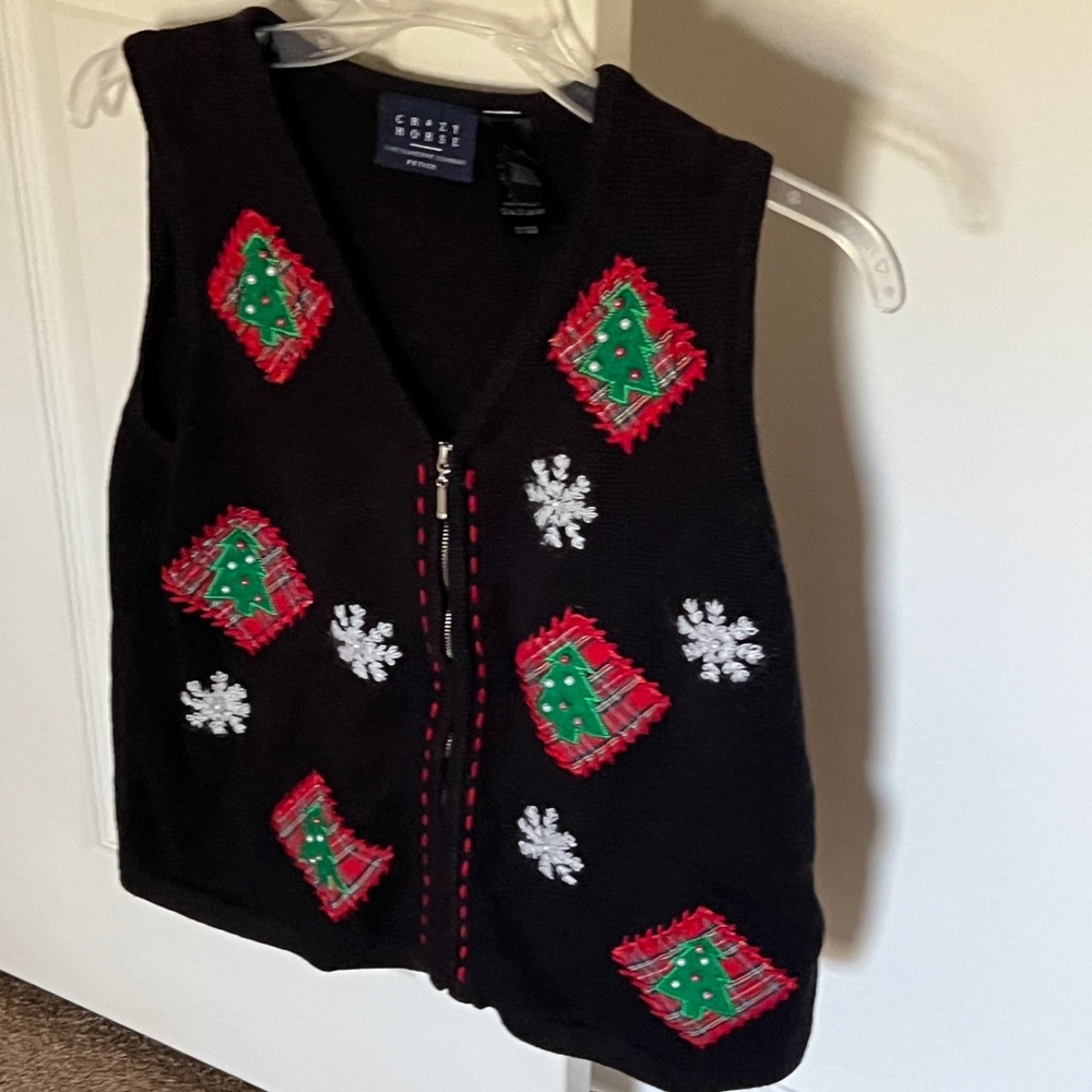 Vintage Christmas sweater vest black sz Med P
Snowflakes Christmas trees zip up